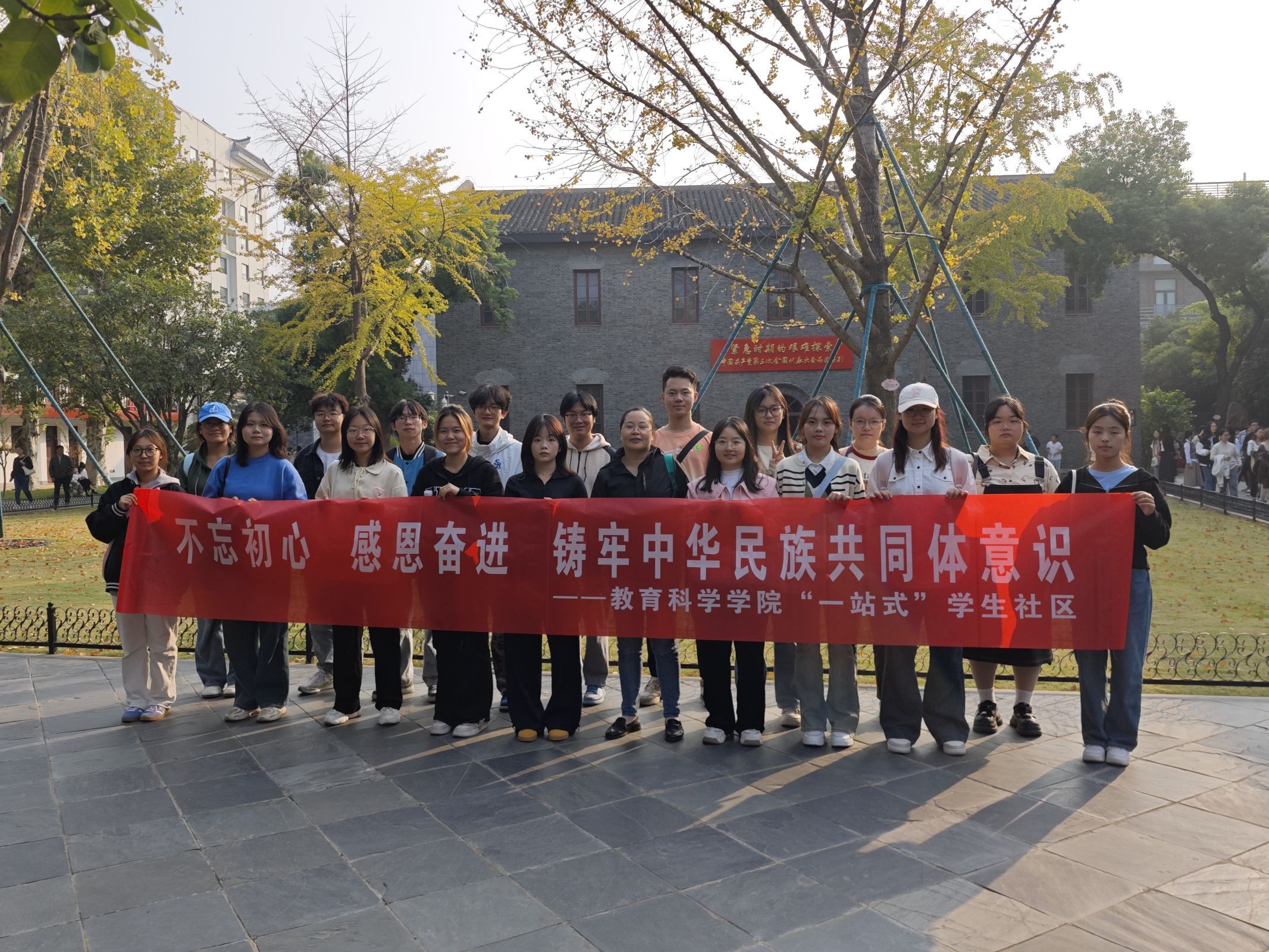 红色基地教育.jpg 红色基地教育.jpg